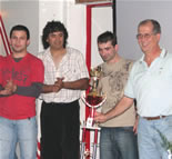 EL EQUIPO CAMPEON REGALA SU TROFEO